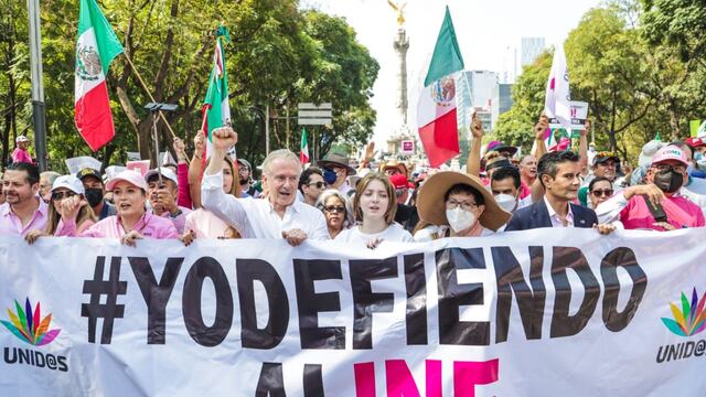 Santiago Creel en la marcha por el INE
