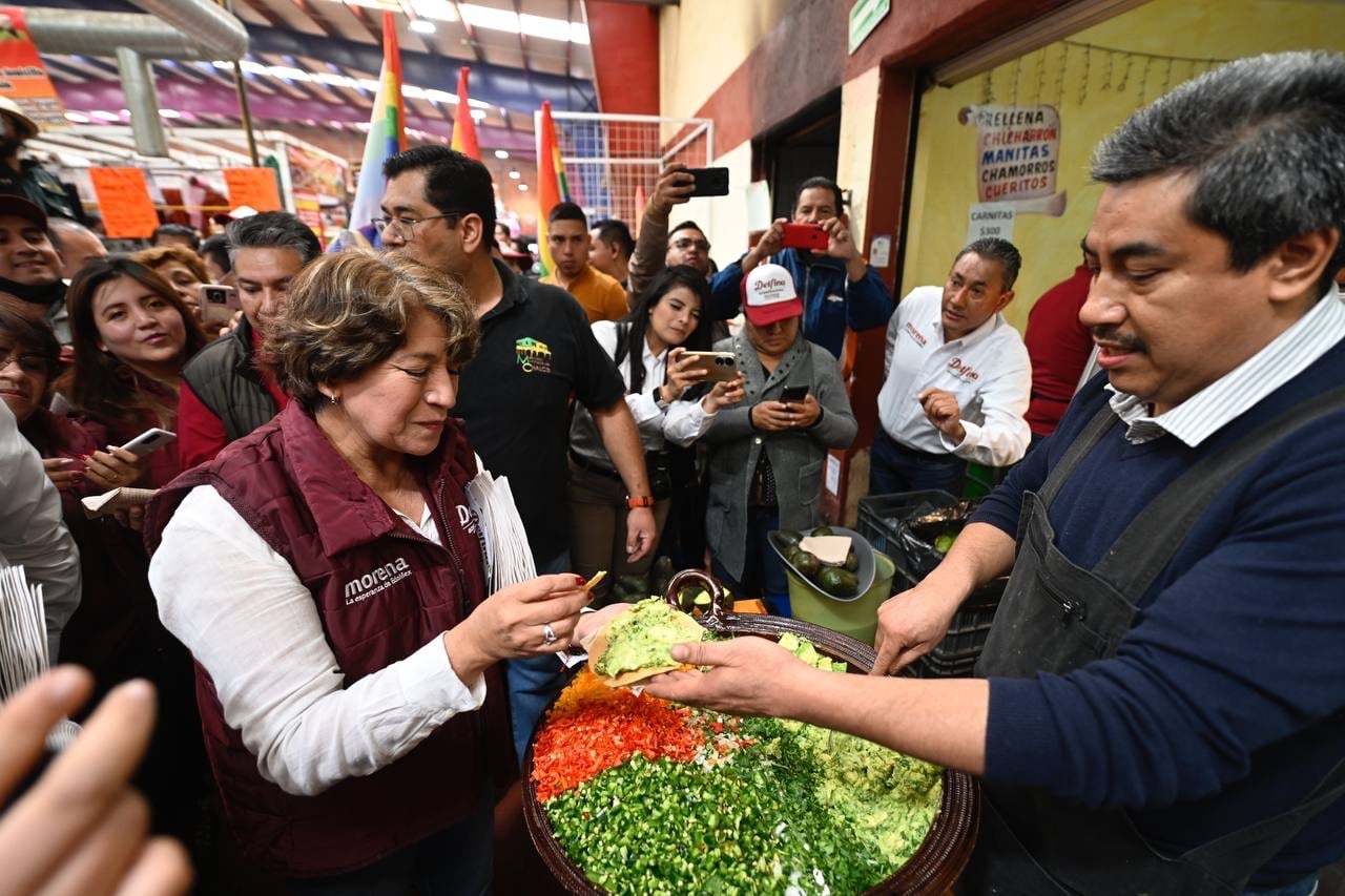 Delfina Gómez en los mercados de Chalco