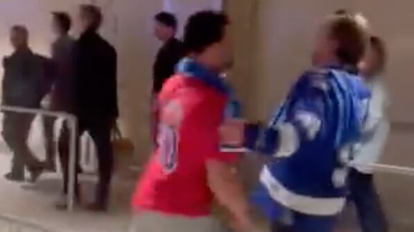 Aficionado cayó noqueado tras ser atacado por otro en juego de hockey