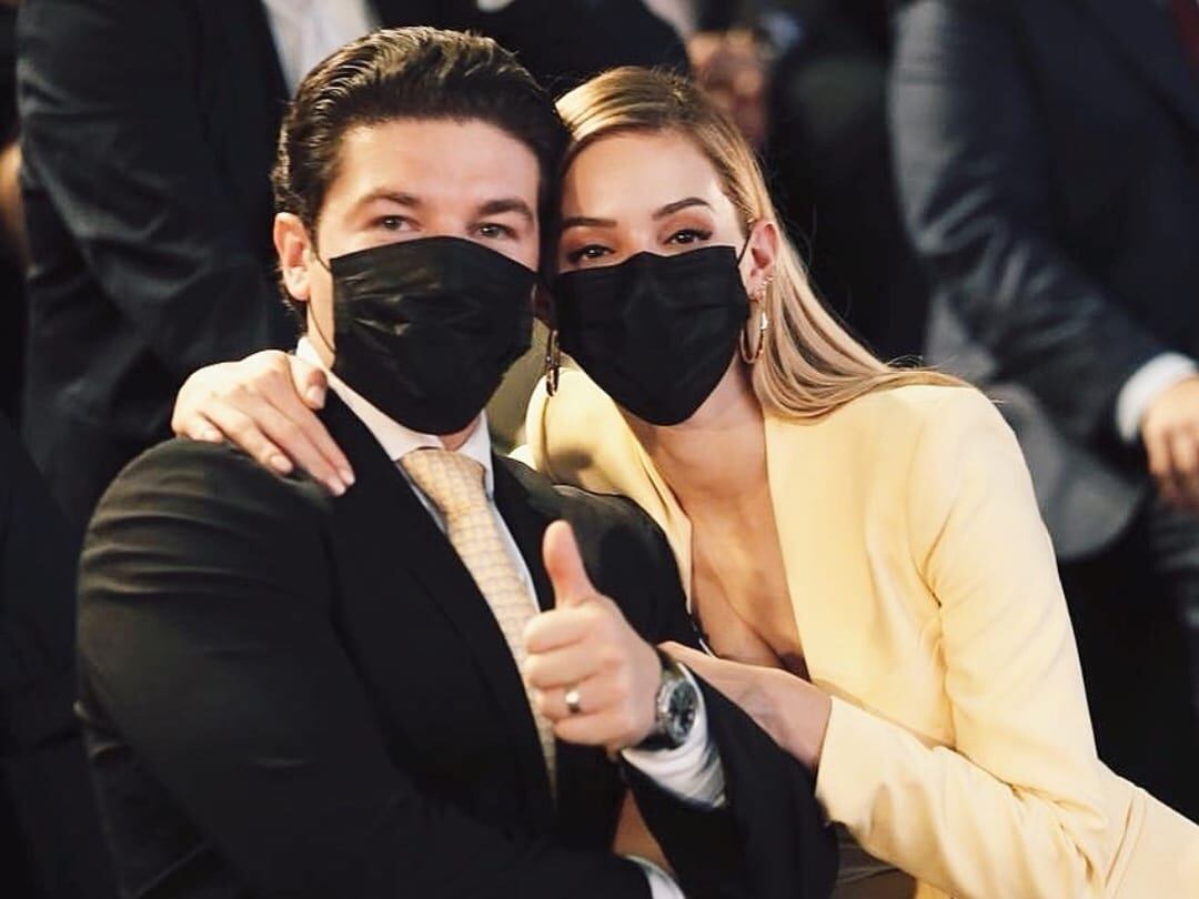 Samuel García con Mariana Rodríguez