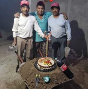 Albañiles festejando un cumpleaños