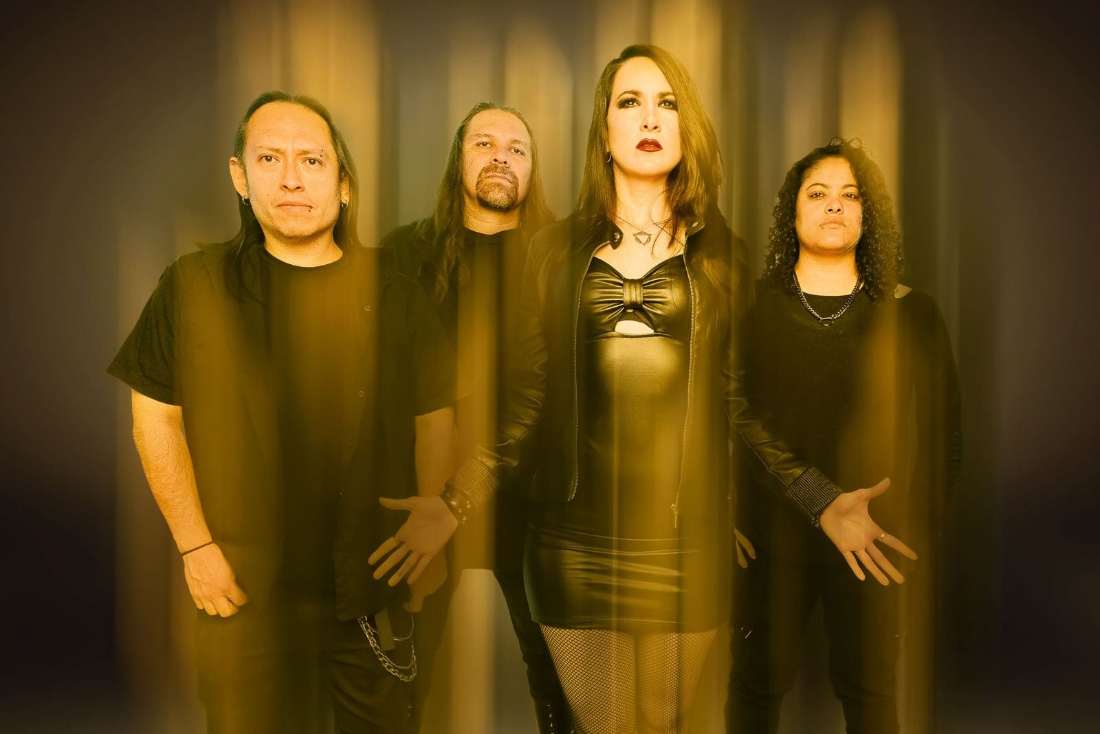 SHE NO MORE convierte la ira en sinfonía y la denuncia en arte.”