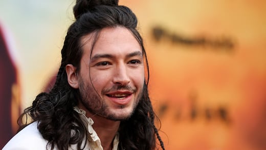 Ezra Miller hace duros reclamos ahora que la orden de protección contra acoso expiró