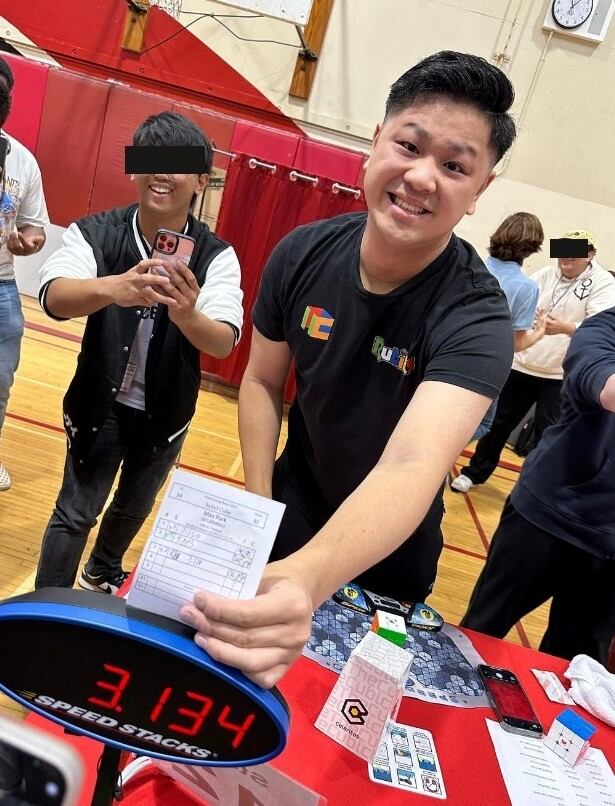 Max Park con su récord de armado de cubo de rubik