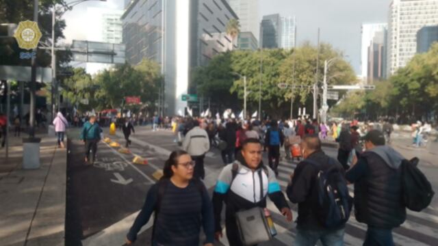 Trabajadores caminan ante manifestación en Insurgentes y Reforma