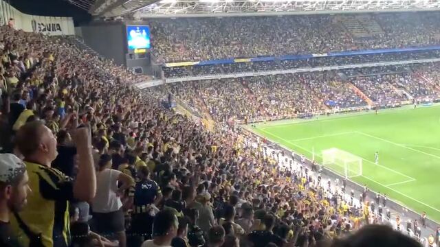 Fans Fenerbahce se burlaron del Dinamo de Kiev con cánticos a favor de Putin