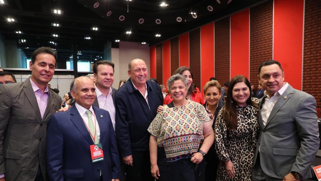 Beatriz Paredes dio este mensaje en la plenaria del PRI, pero ¿declinó? Te contamos