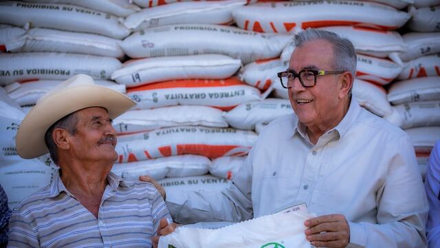 Rubén Rocha entrega fertitilizantes para el Bienestar