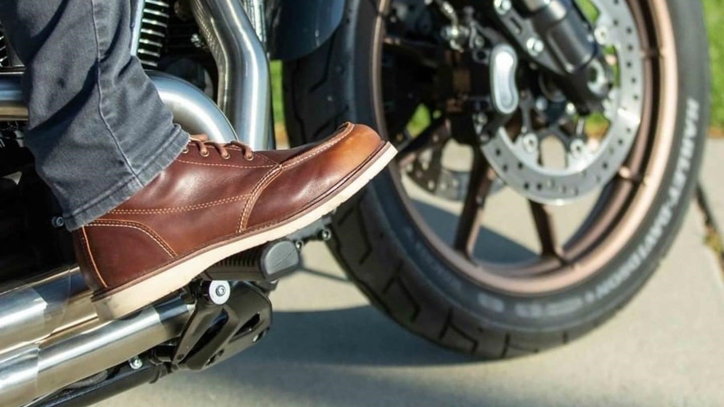 ¿Qué zapatos usar para andar en moto?