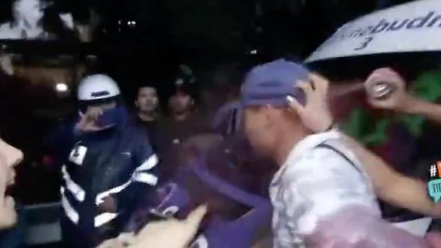 El agresor fue acorralado y pintado con aerosol rosa tras atacar al periodista.