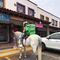 Repartidora se hace viral por trabajar a caballo