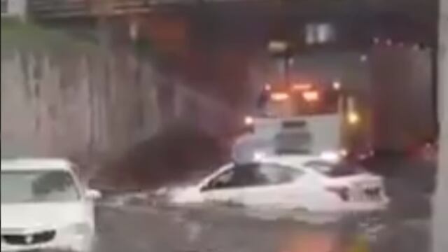 Tráiler intenta ganarle a inundación en Tlalnepantla