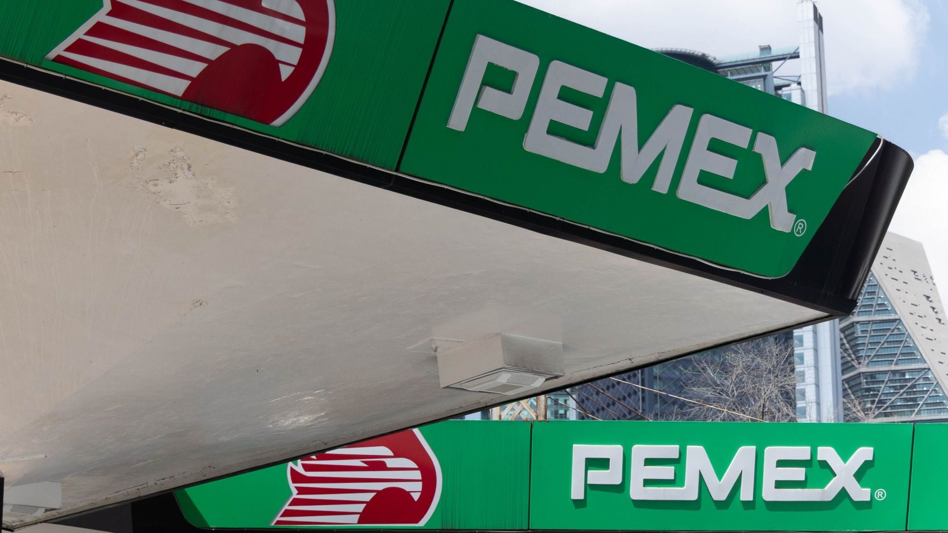 Deuda de Pemex cae 13% y marca mínimo en más de una década