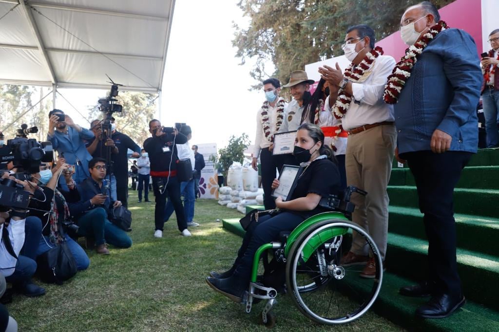 Sergio Salomón Céspedes entregó apoyos en Zacatlán y Chignahuapan