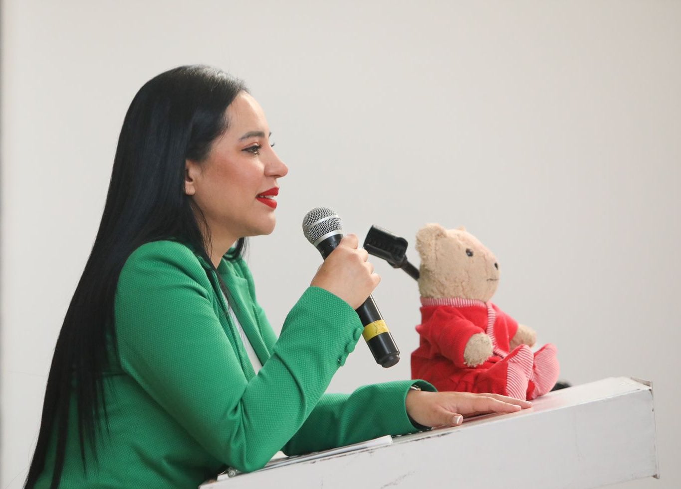 Sandra Cuevas revela el significado del osito de peluche