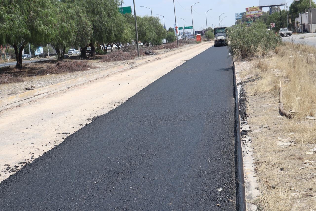 Gobierno de SLP moderniza más de 12 kilómetros de laterales en la carretera 57.