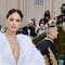 Met Gala 2022: Eiza González impacta con vestido de plumas (VIDEO)