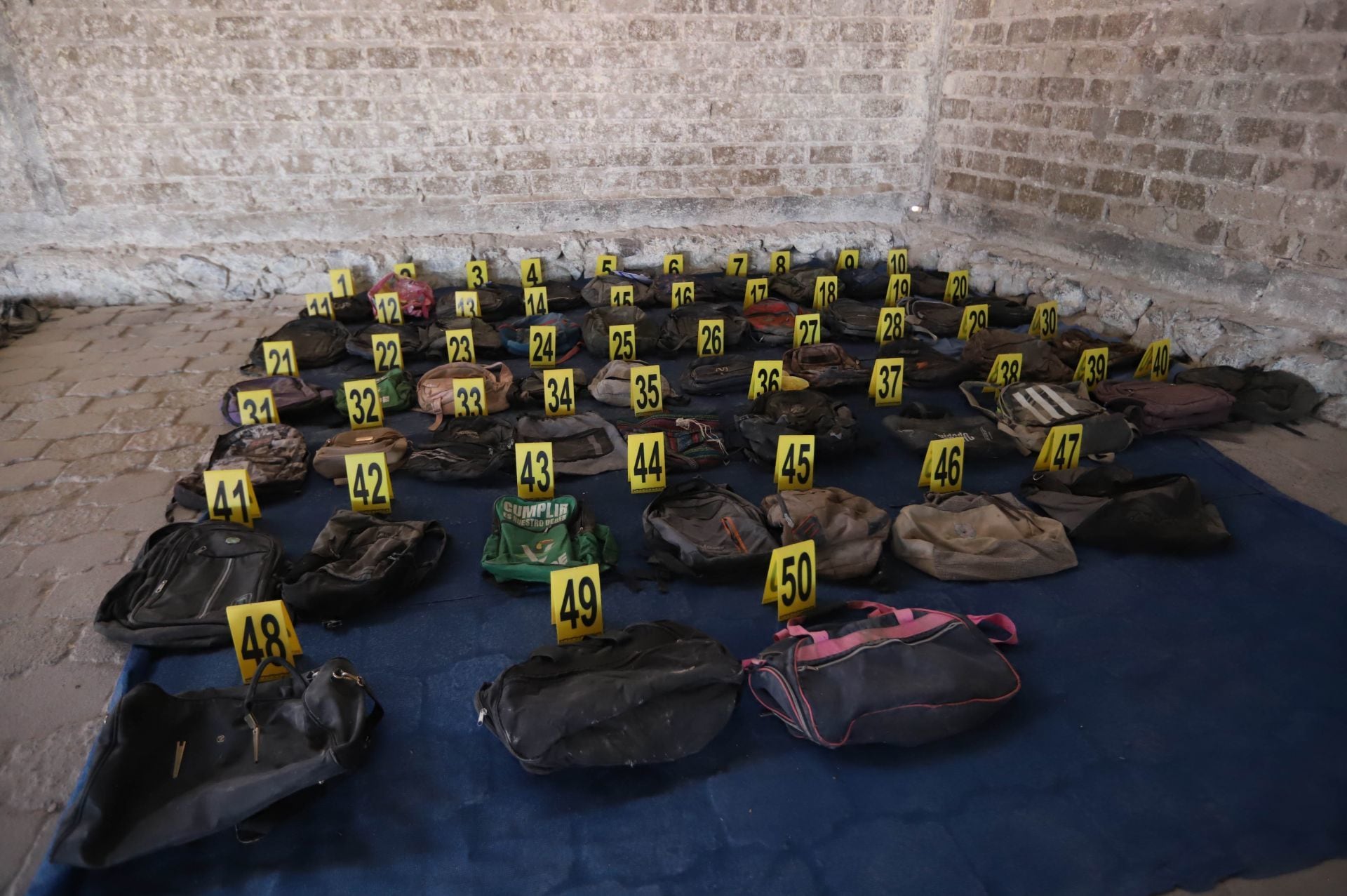Pertenencias en el campo de exterminio del CJNG en Rancho Izaguirre, en Teuchitlán, Jalisco