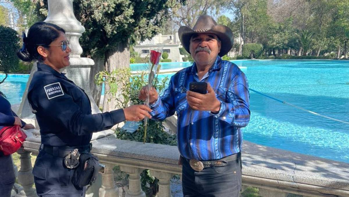 Policías de Coahuila regalan flores este 14 de febrero