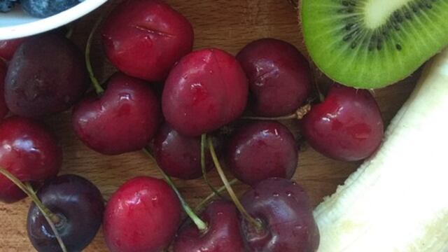 Comer cerezas y kiwis garantiza un largo sueño.