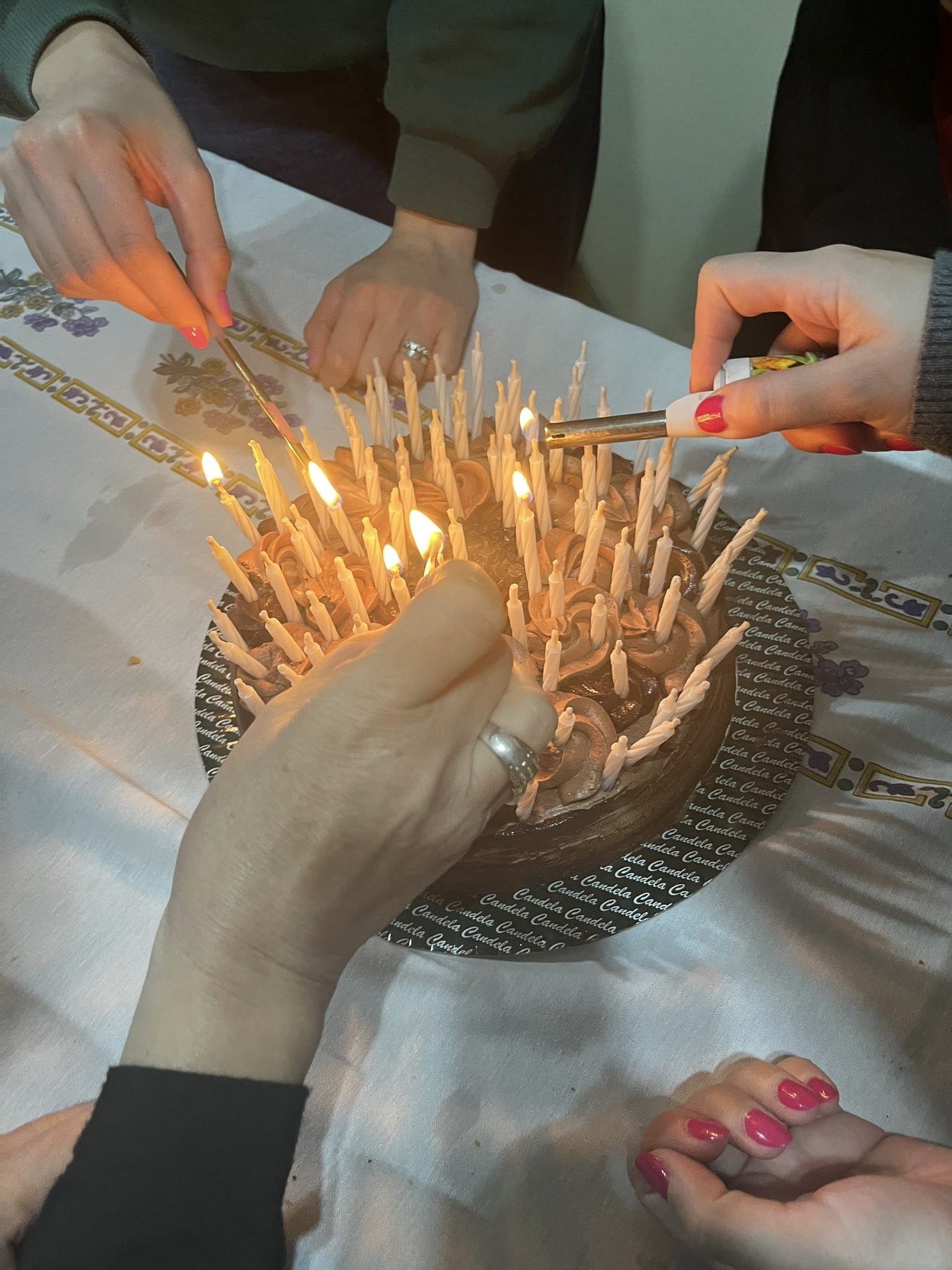 Pastel de cumpleaños de su abuela se incendió por ponerle 95 velitas encima