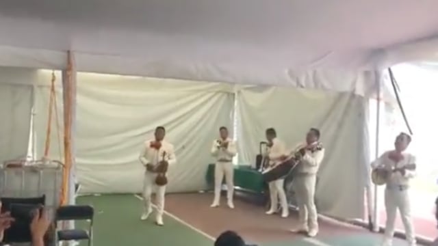 Mariachi en la vacunación en CDMX
