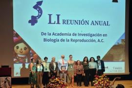 Investigador José Eguibar recibe premio “Gregorio Pérez Palacios”.