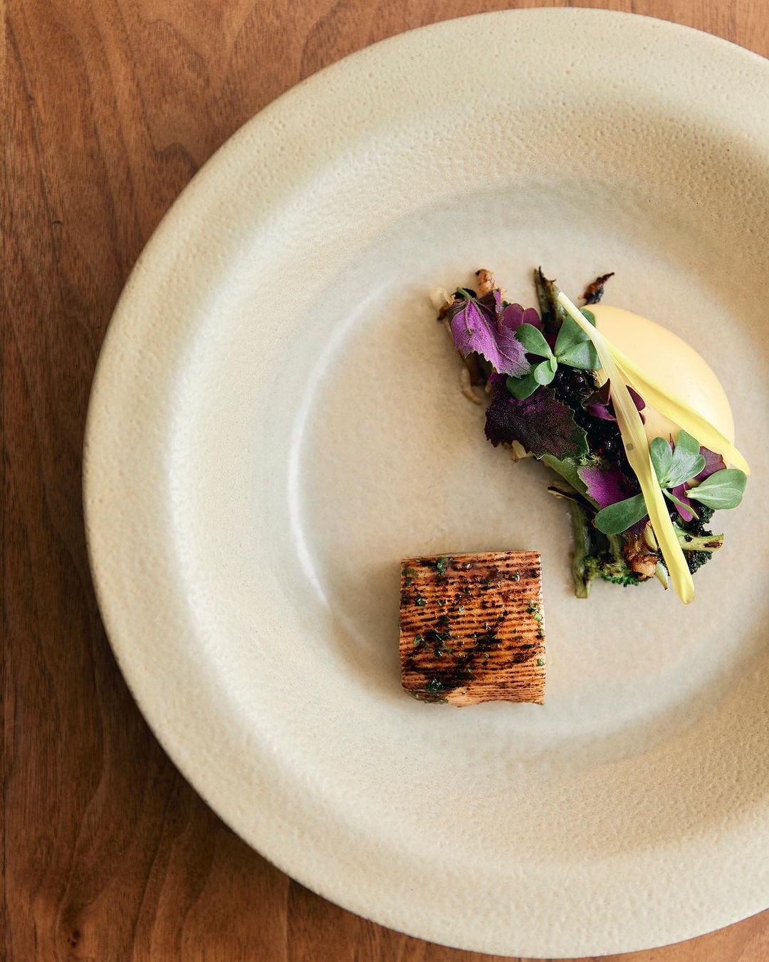 Platillo de restaurante Quintonil