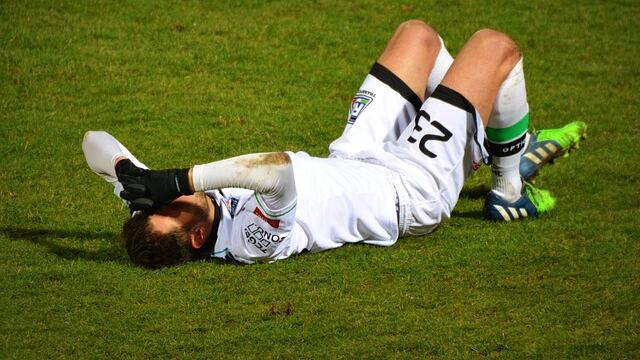 Suspenden 5 años a futbolista por morderle el pene a su oponente