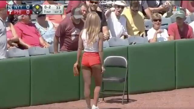 Una joven recoge pelotas fue ovacionado a pesar de no lograr atrapar una bola de foul