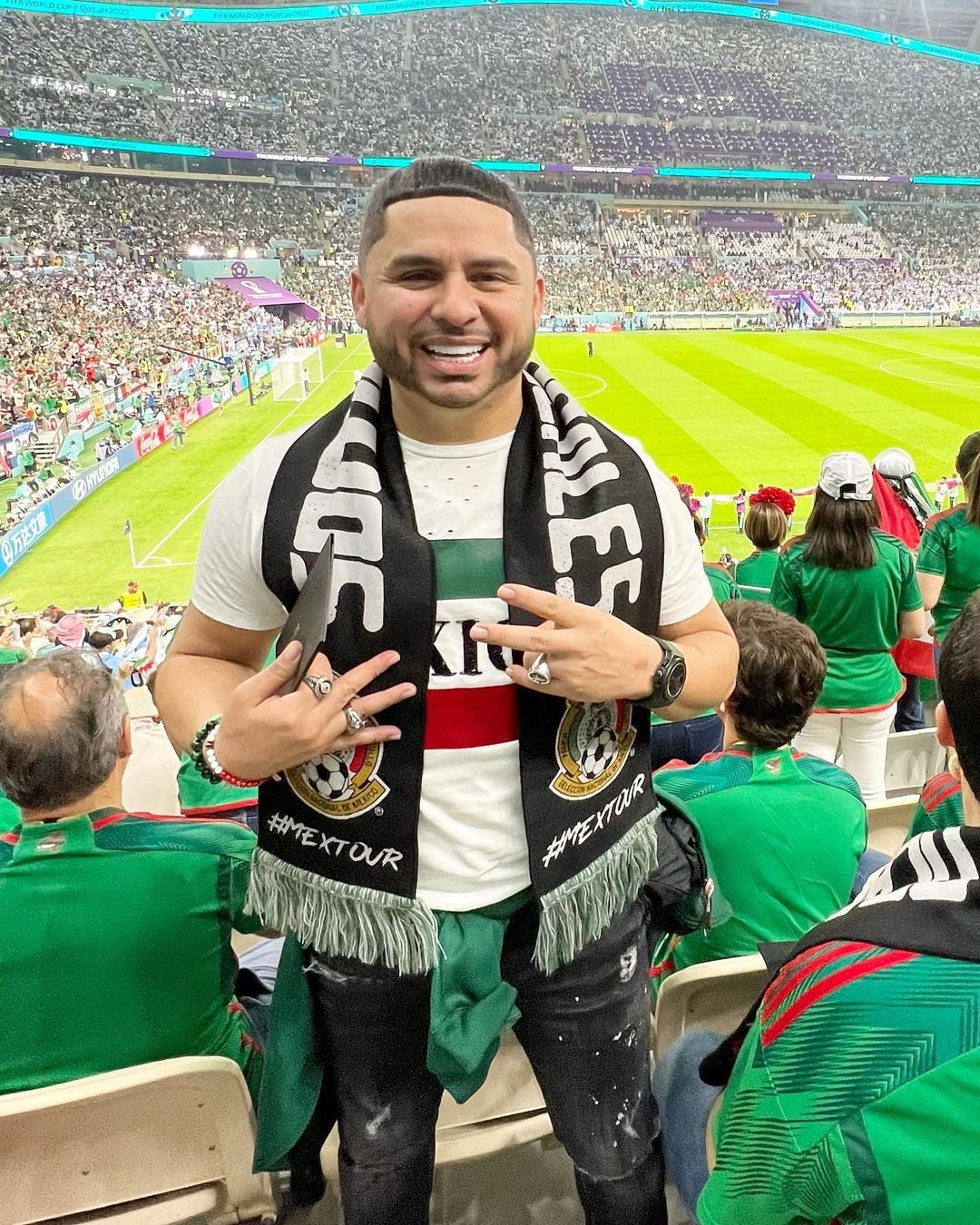 Larry Hernández apoyando a México desde Qatar