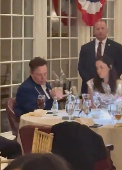Elon Musk jugando con cucharas
