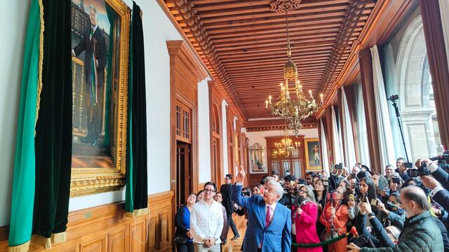 Andrés Manuel López Obrador, Presidente de México, develó su pintura en los pasillos de Palacio Nacional