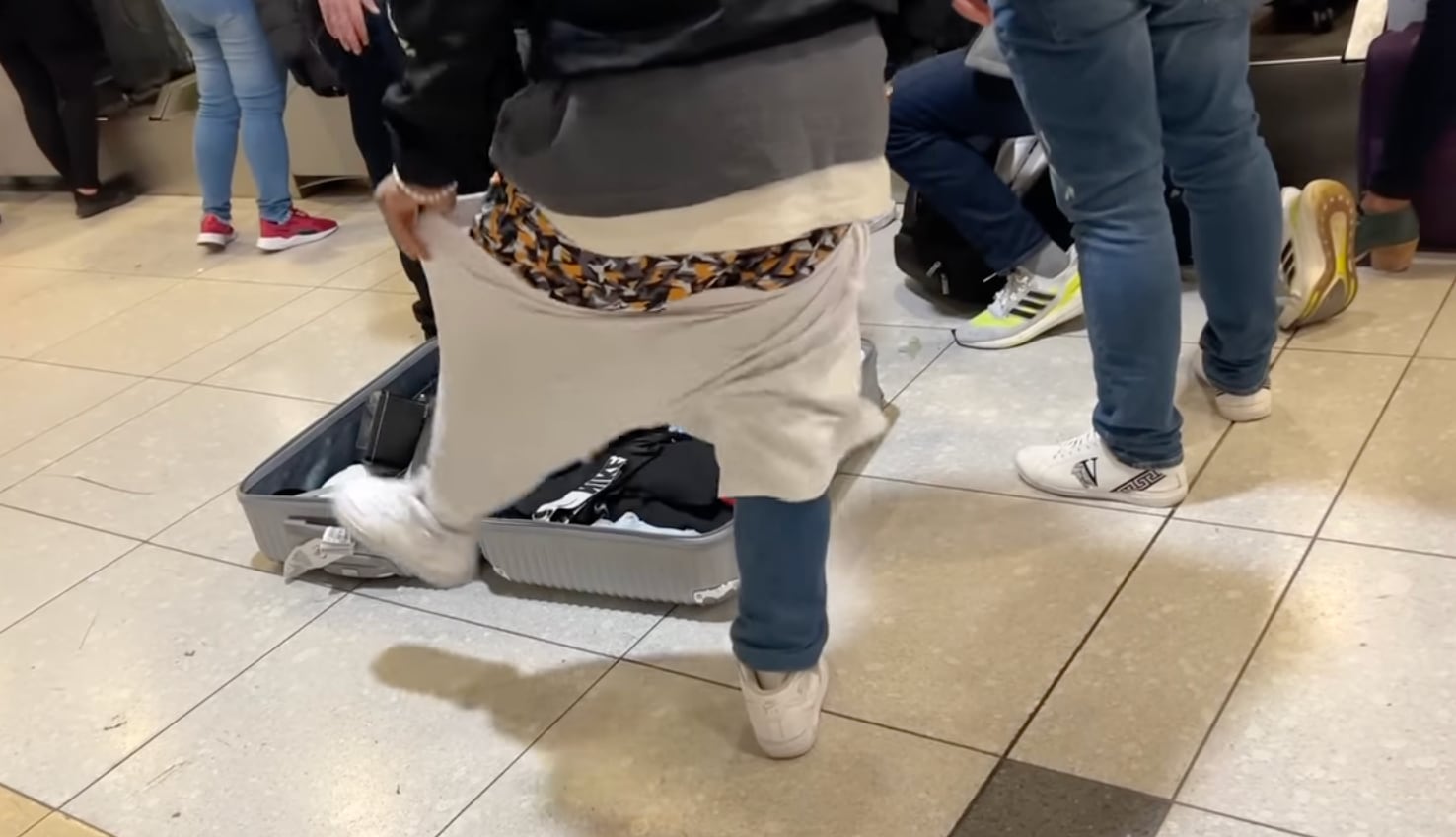 Pasajero con ropa encimada