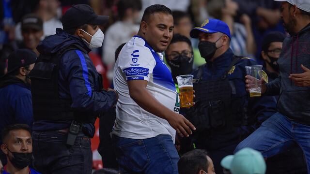 Desalojaron a aficionados en el Estadio Azteca.