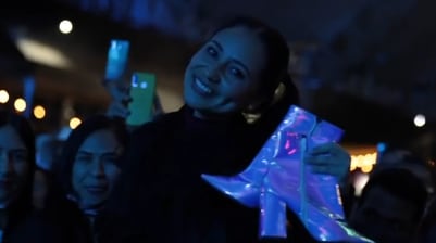 María José le regala sus botas a fan.