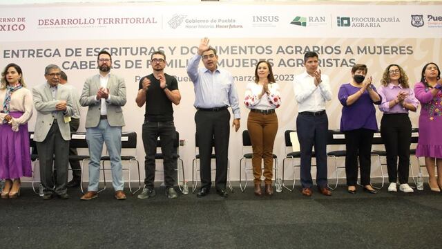 Gobierno de Puebla entrega escrituras y documentos a mujeres agraristas y cabeza de familia