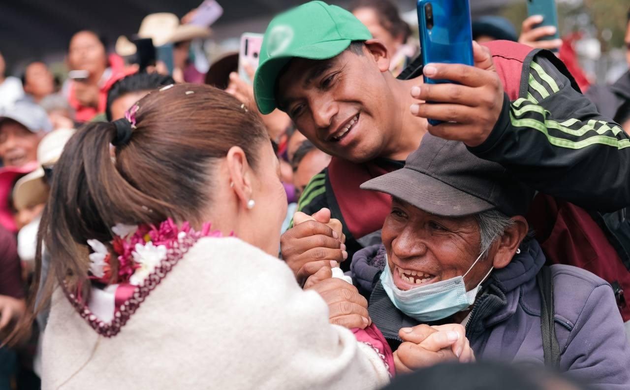 Claudia Sheinbaum y adultos mayores en San Felipe del Progreso