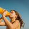 ¿Deshidratación? Saciar tu sed con jugos o refrescos podría enfermar tu corazón