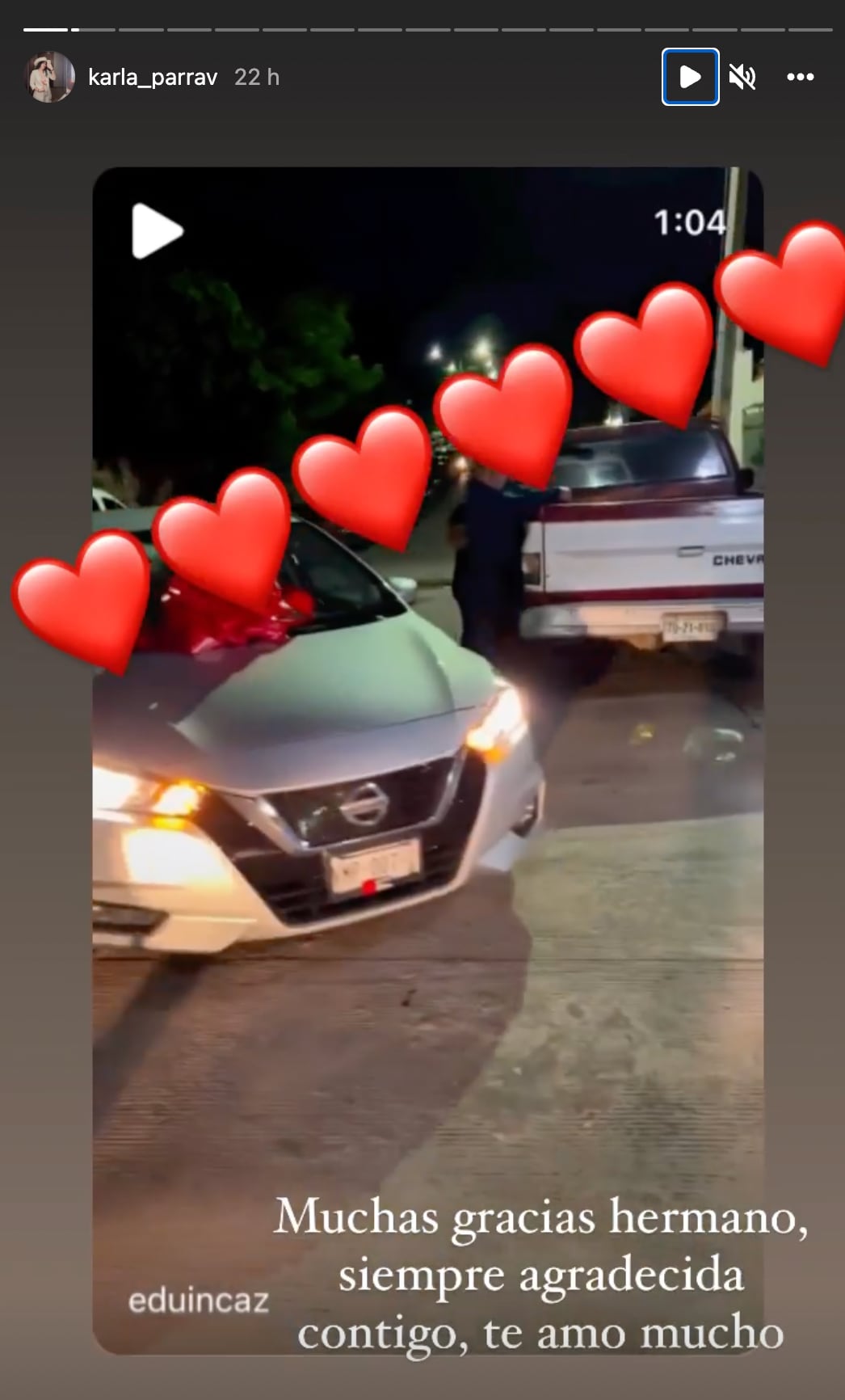 Karla, hermana de Eduin Caz, le agradece su regalo