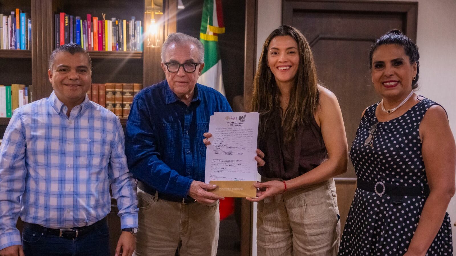 Rubén Rocha Moya entrega título de propiedad a familia de María del Rosario Espinoza y reconoce su legado deportivo