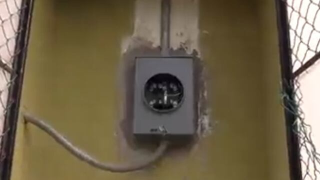 Roban medidor de luz en primaria