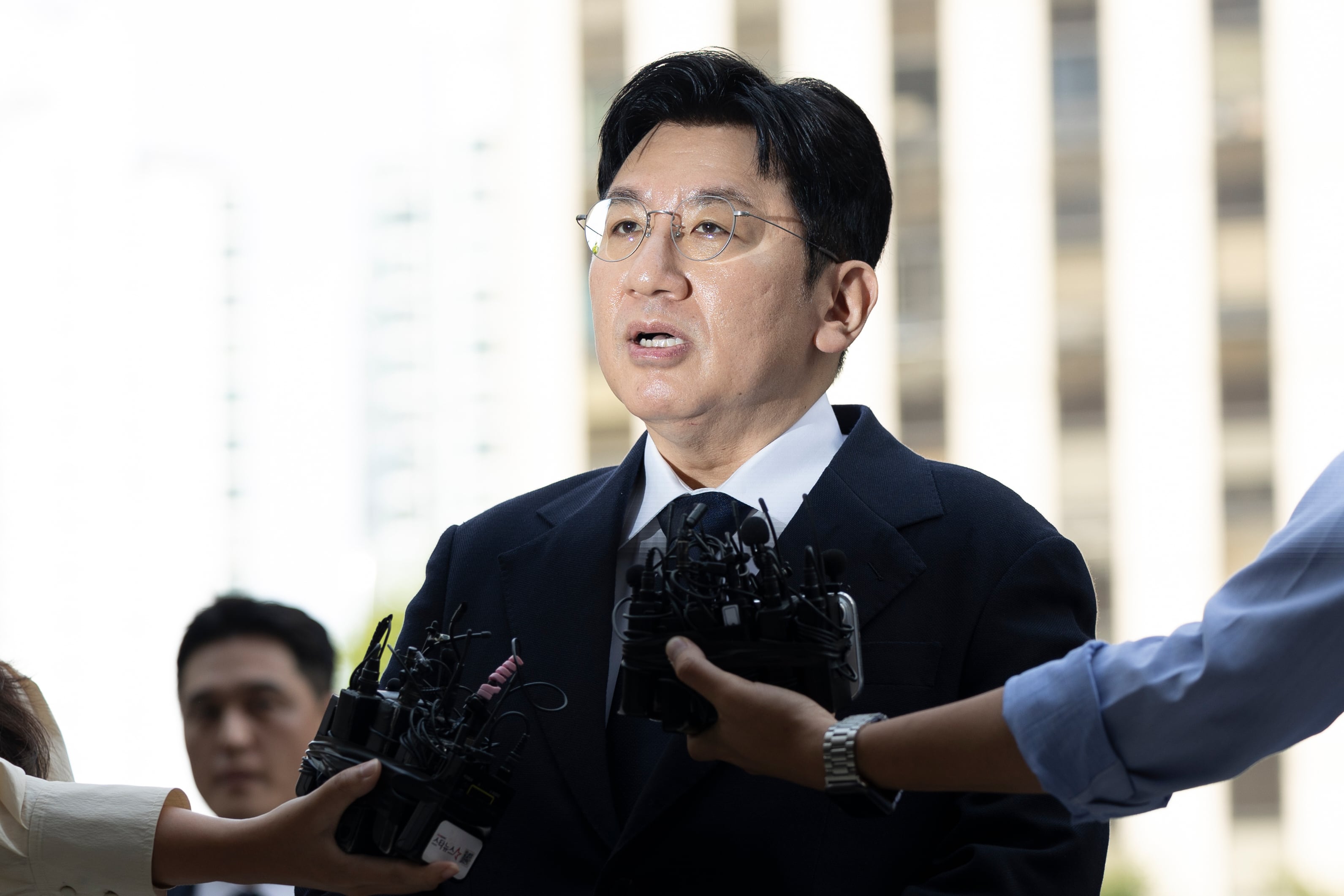 Ordenan arresto de Bang Si-hyuk, fundador de HYBE, la agencia de BTS