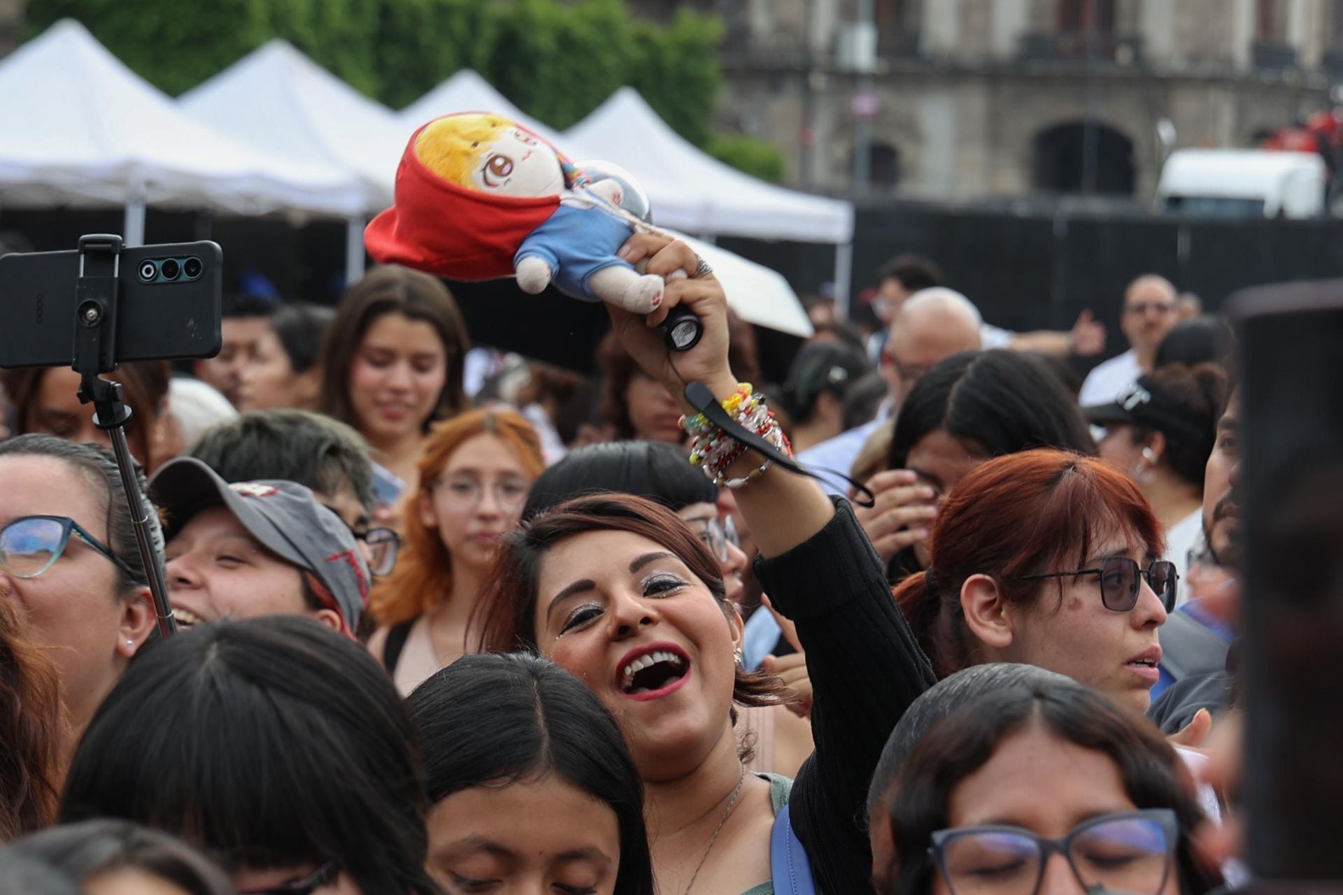 ARMYs llegan al Zócalo por rumores de una aparición de BTS en Palacio Nacional