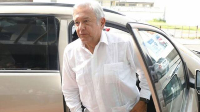 El Presidente Obrador ya le está bajando el sueldo a muchos, algunos que ganaban 30 mil o 50 mil pesos ya ven reducida su quincena a veces a la mitad y de un día para otro