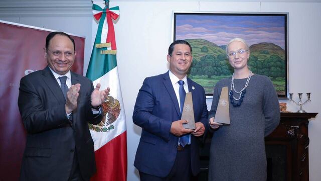 Diego Sinhue recibe galardón