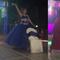 VIDEO: Invitada arruina el baile de la quinceañera por culpa de una silla
