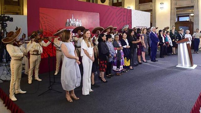 Madres en Palacio Nacional con AMLO. Lamentación por desaparecidos.
