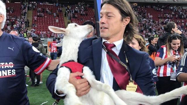 Almeyda carga una chiva, animal relacionado con el club.