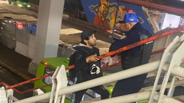 Policías agredieron a joven que tenía un perro en Metro Constitución